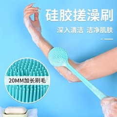 怠け者の風呂に入って、長い柄のシャワーブラシを浴びます。