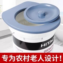 便器のカバーに座る老人が座って便器のバケツを移動します。