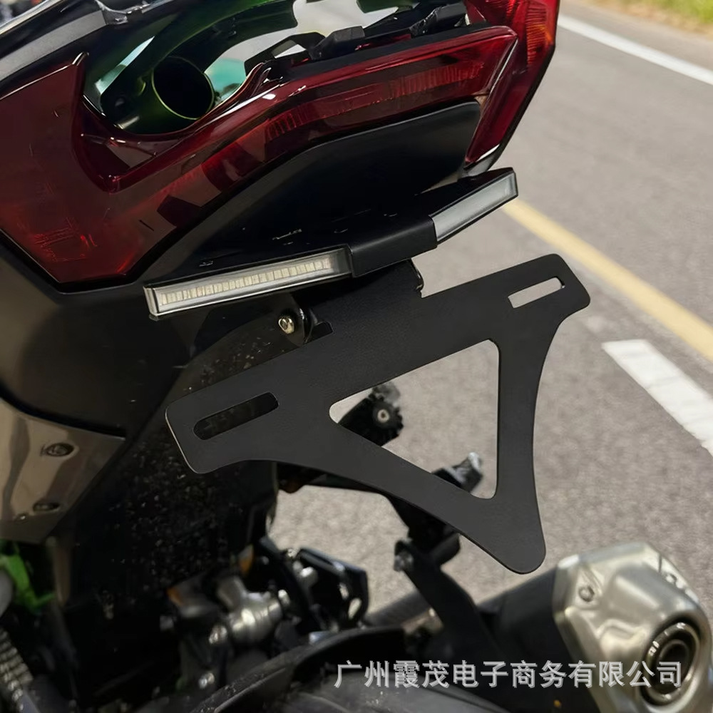Suitable for Kawasaki Z900 2025-2026, short tail license plate with adjustable LED turn signal integrated design