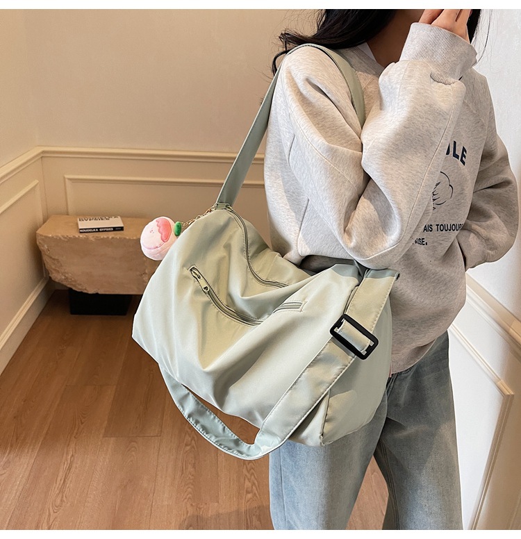 Sports yoga fitness bag 2025 new college student shoulder bag cute pendant-tipped crossbody bag popular travel bag