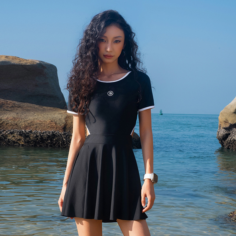 2025 nuevo traje de baño de una pieza para mujer, bóxer de gran tamaño, manga corta conservadora, aguas termales delgadas, vacaciones de ocio, surf, traje de baño