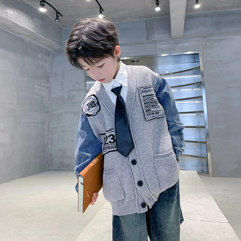 Ropa de otoño e invierno para niños Abrigo de punto de costura de mezclilla 2023 nuevos niños de primavera y otoño con volantes guapo cardigan suéter de niños grandes de moda