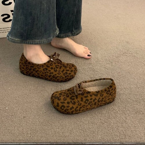 Vintage leather round-toe single women's shoes for spring and autumn, new large head brogues for girls, flat sole one-pump casual bean-toe shoes