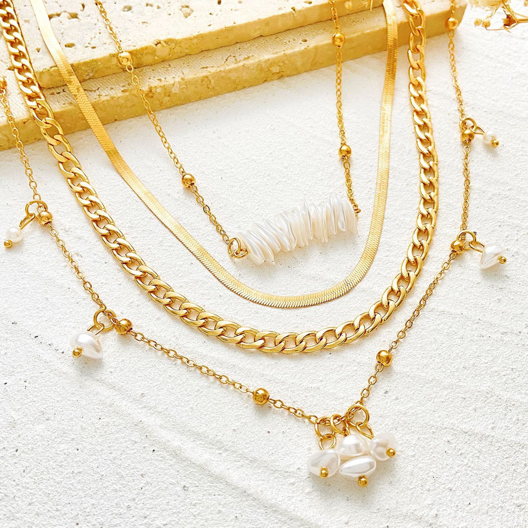 Collier femme élégant multicouche avec perles et chaîne serpent_voghion.com