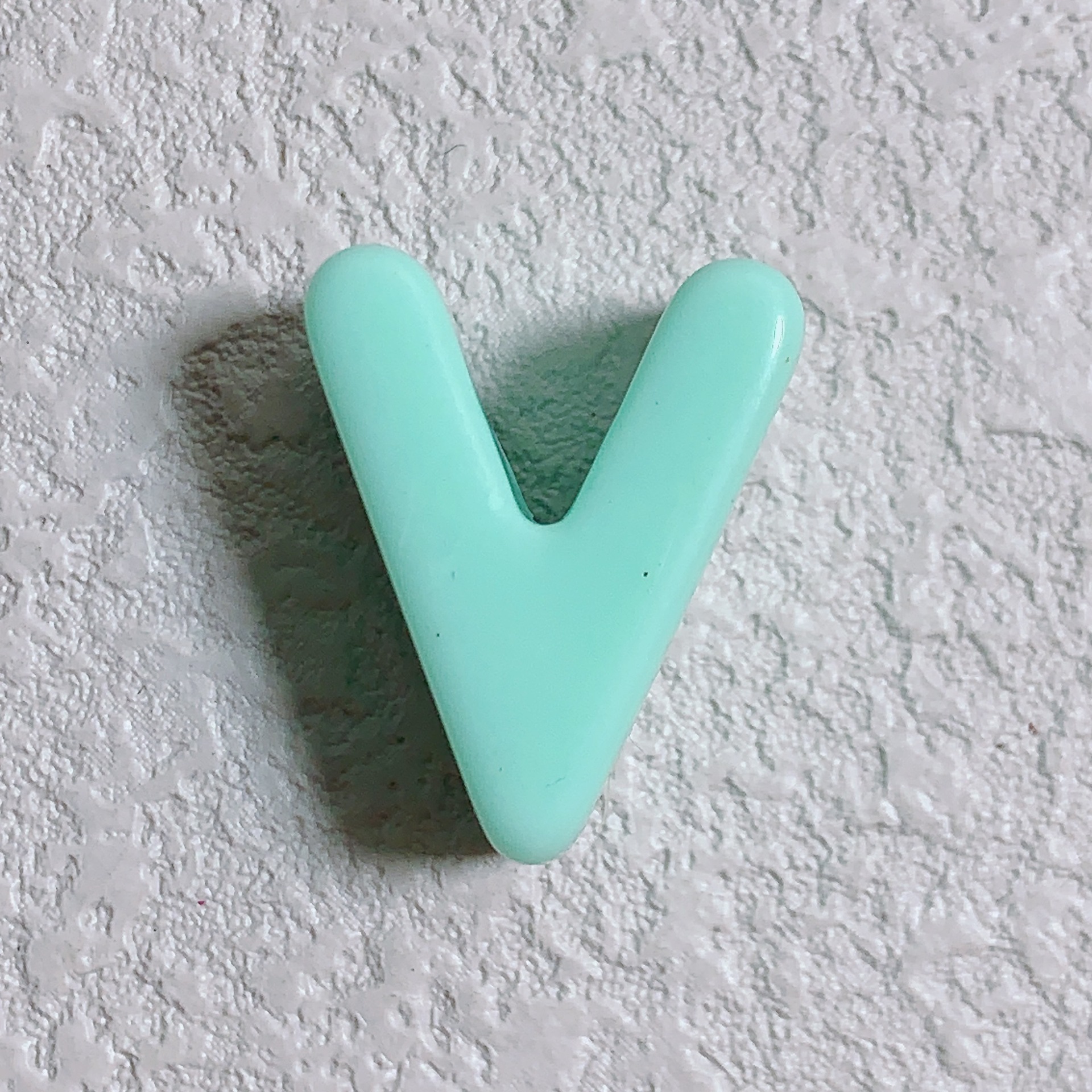 V (turquoise)