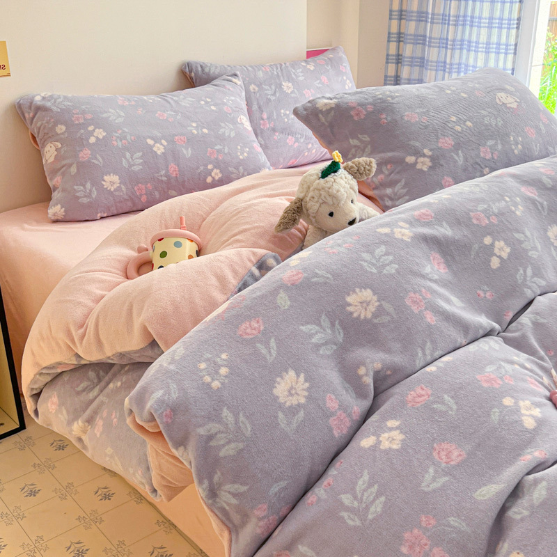 Cama de dibujos animados de leche de seda de cuatro piezas 2026 nueva sábanas de seda de coral de otoño y invierno cubierta de colcha de cama de tres piezas