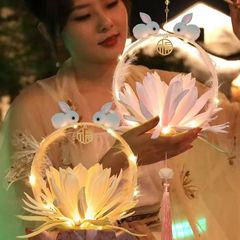 中秋節の古風の手提げの子供のウサギの花の明かりの線香の羽の玉のウサギの宮の明かりの発光のウサギの提灯の完成品