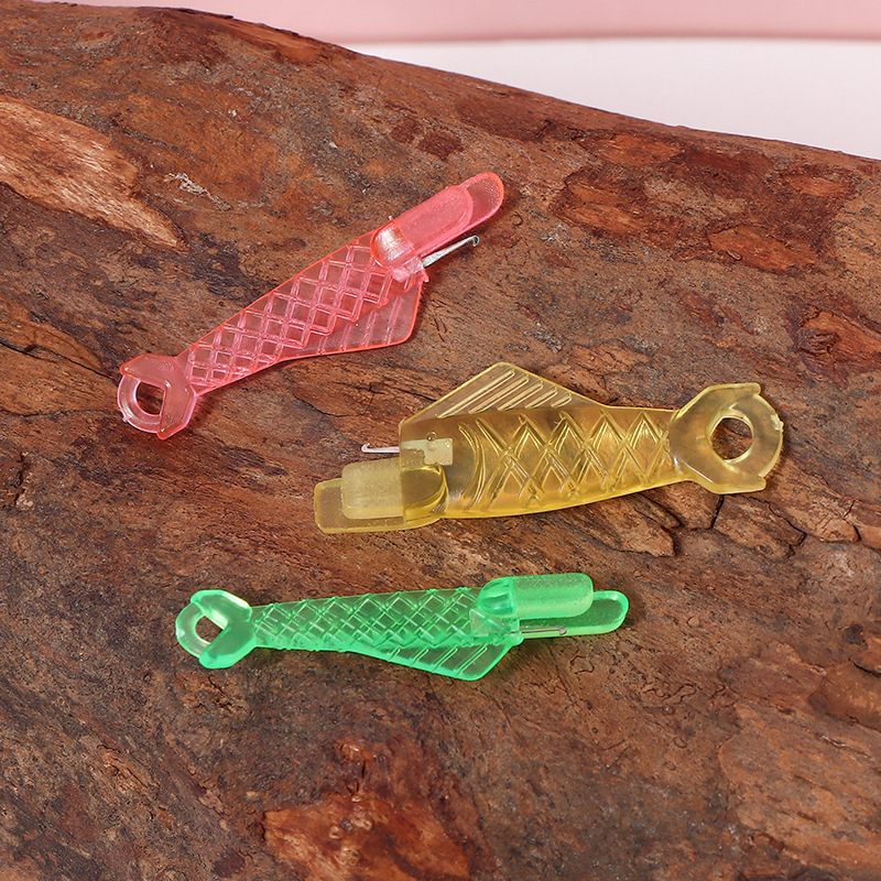メーカー卸売りのミニ魚型の針を通して多規格のカラープラスチックの線を通します。|undefined