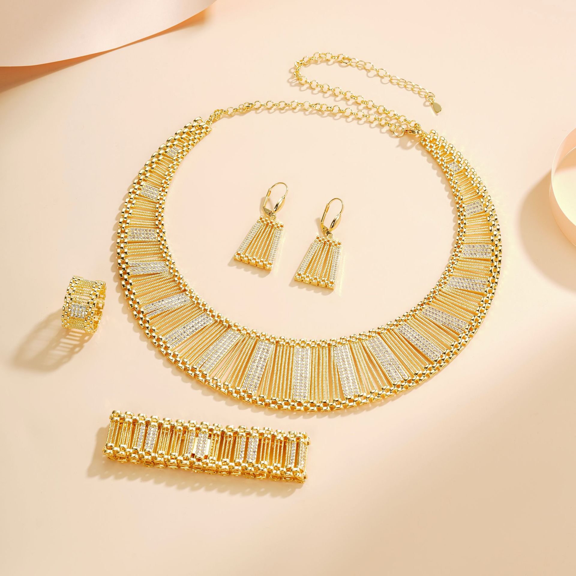 Diseño de alto nivel transfronterizo de Europa y Estados Unidos exagerado conjunto de joyería collar pulsera anillo pendientes con diamantes set de cuatro piezas