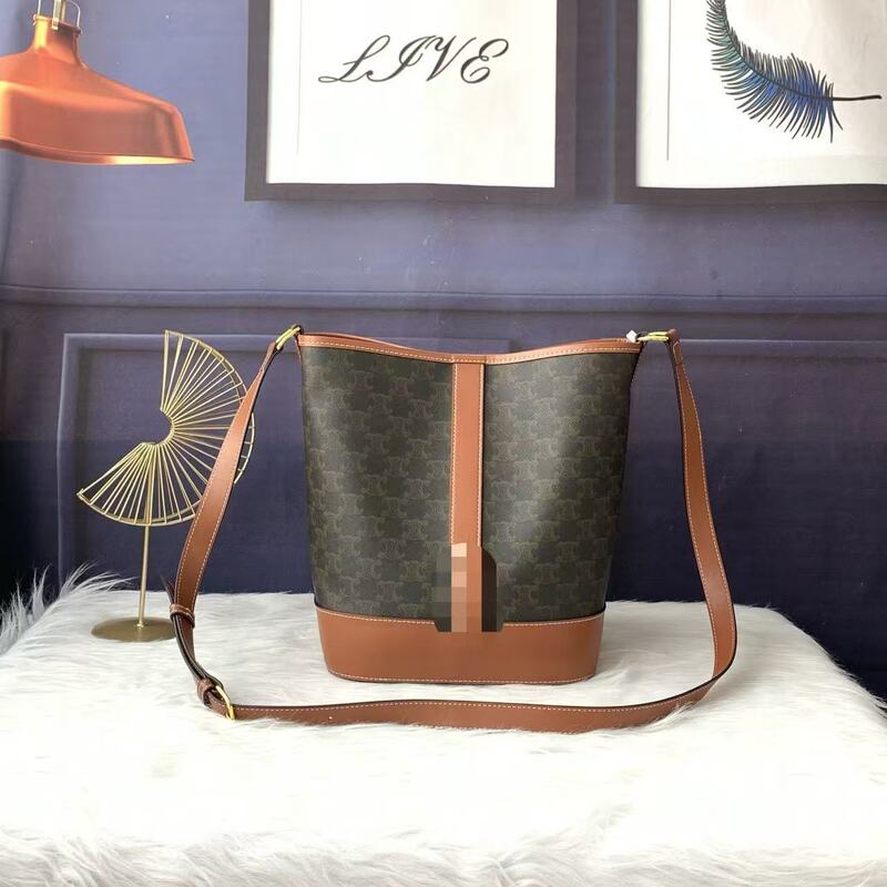 High-End Version of the Original Triomphe Monogram Bucket Bag, Crossbody Underarm Bag, Made of Top-Grain Leather