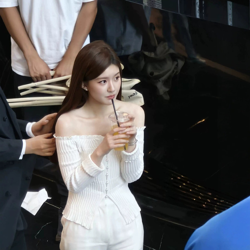 Zhao Lusi and Xu Yan's Same Style White Off-Shoulder Top for Women, Autumn and Winter Slim Fit, Flattering, Exposed Collarbone, High-End Knitwear Zhao Lusi and Xu Yan's Same Style White Off-Shoulder Top for Women, Autumn and Winter Slim Fit, Flattering, Exposed Collarbone, High-End Knitwear