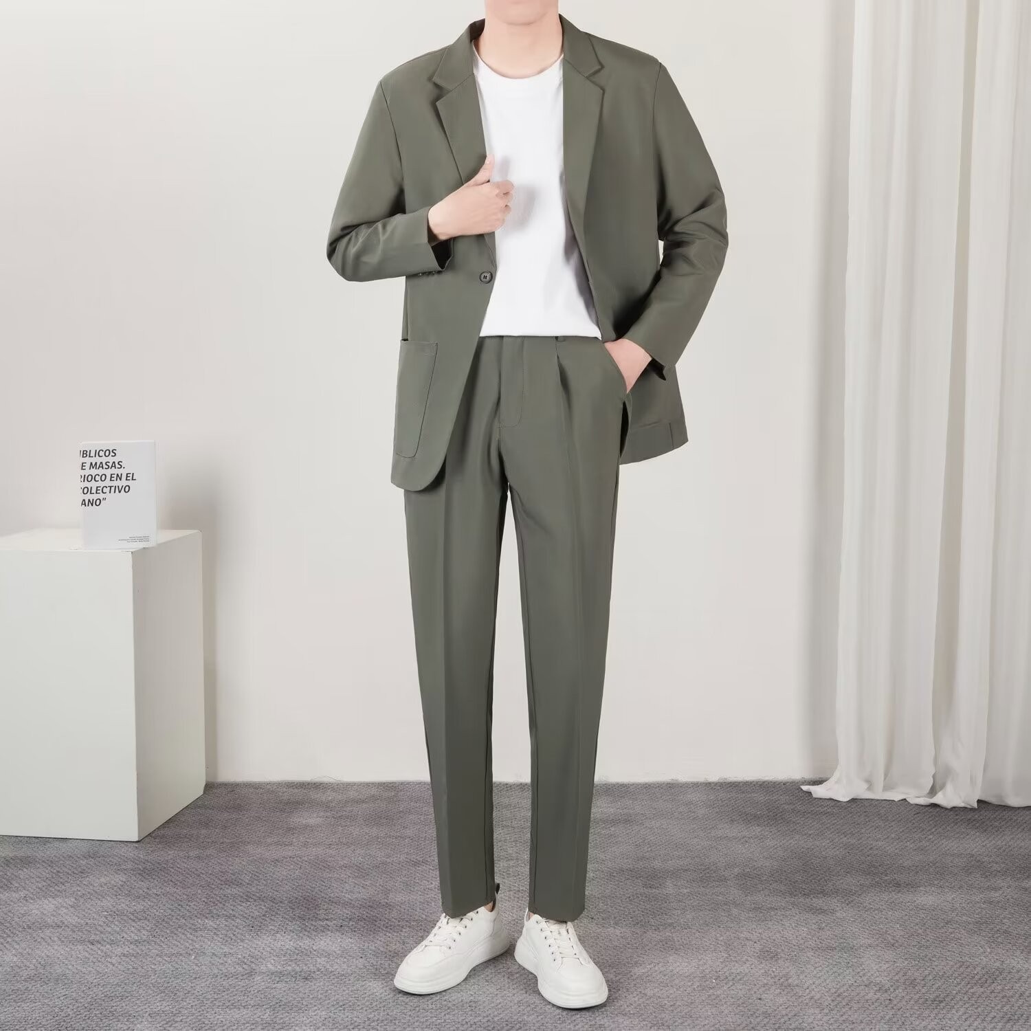 회색 녹색 바지