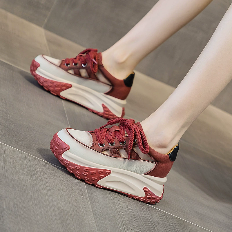 Женская обувь для папы, кожаная женская обувь с вырезами, лето 2022, новая легкая повседневная спортивная обувь в стиле ретро с внутренним увеличением, сандалии на толстой подошве