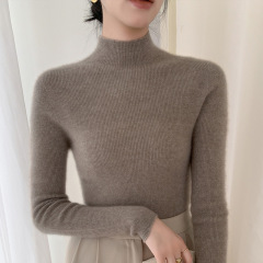 秋冬の新型のウールのセーターの女性の中にニットの服を掛けて身を修めてやせている気質の半高の純色のウールの底のシャツを現します。