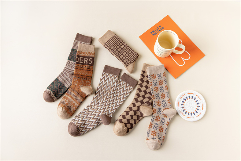 Double-needle, two-way trend, fashionable new women's pile socks, medium length, thickened khaki color wave pattern_voghion.com
