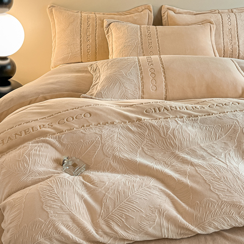 La cama de terciopelo de leche tallada de cuatro piezas set2025 nuevo invierno engrosado colcha de coral sábanas de franela