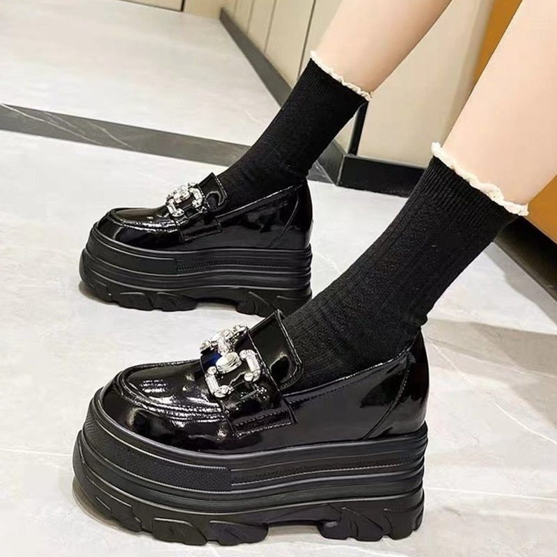 영국 스타일 로퍼 여성 2023 가을과 겨울 새로운 두꺼운 밑창 숨겨진 높이 신발 올 매치 작은 여성 신발