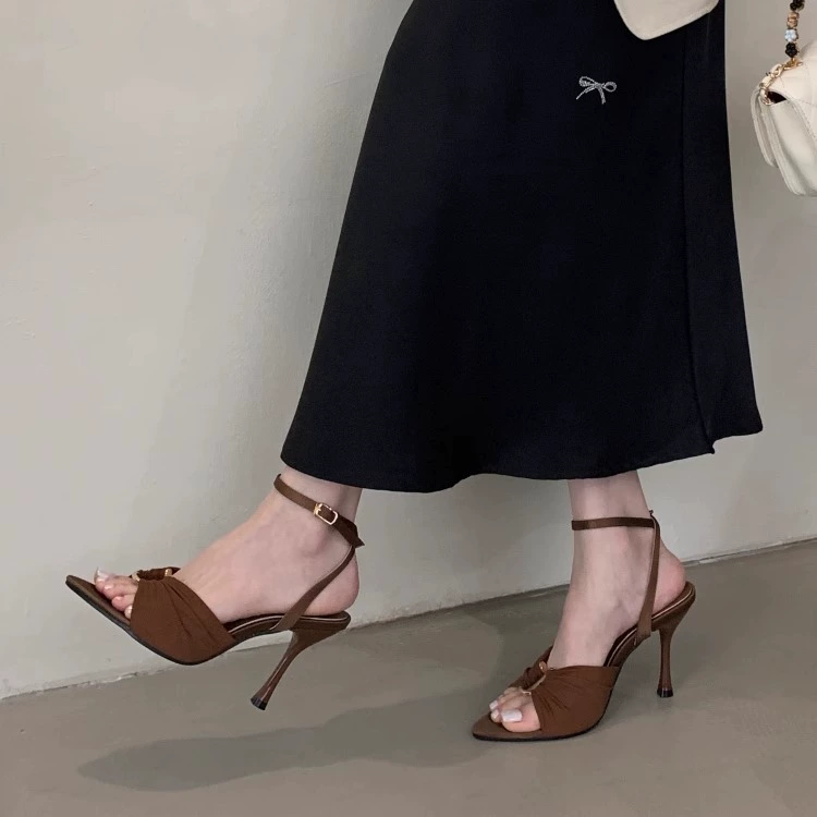 SYLSH темпераментные сандалии на пуговицах женский 2025 новый летний юбка с черными каблуками на каблуках