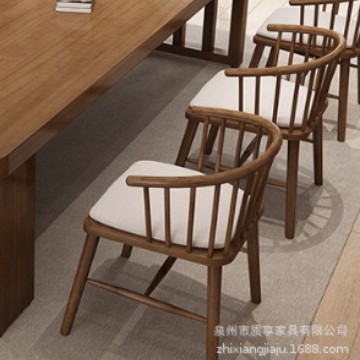 단단한 나무 공주 의자