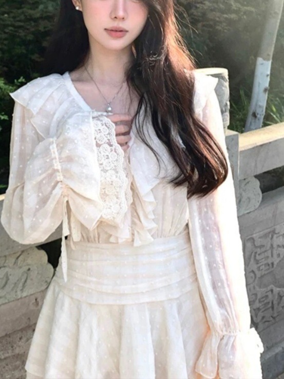 复古重工浮雕蕾丝荷叶边V领连衣裙女春少女灯笼袖短裙|undefined