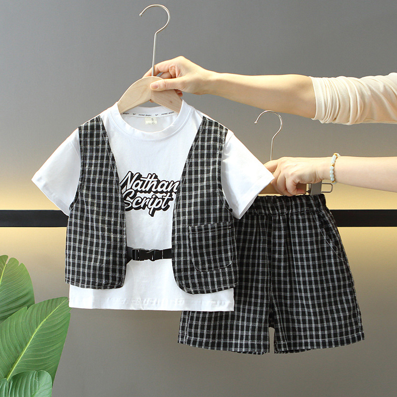 7857 traje de verano para niños 2025 nueva ropa falsa de dos piezas de manga corta para niños, ropa fresca y guapa de verano para bebés