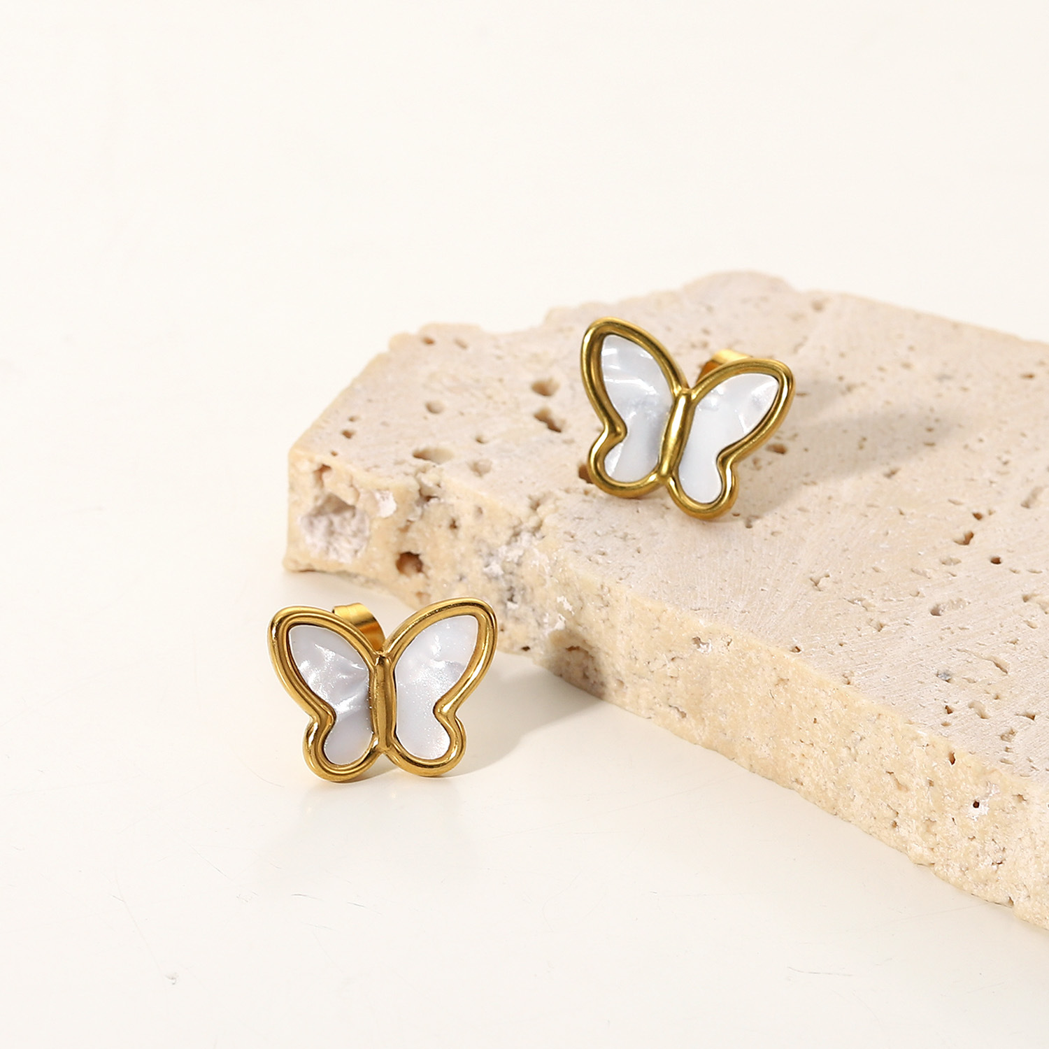 Mode 18 Karat Gold Natürliche Weiße Muschel Schmetterlingsform Edelstahlbolzen display picture 3