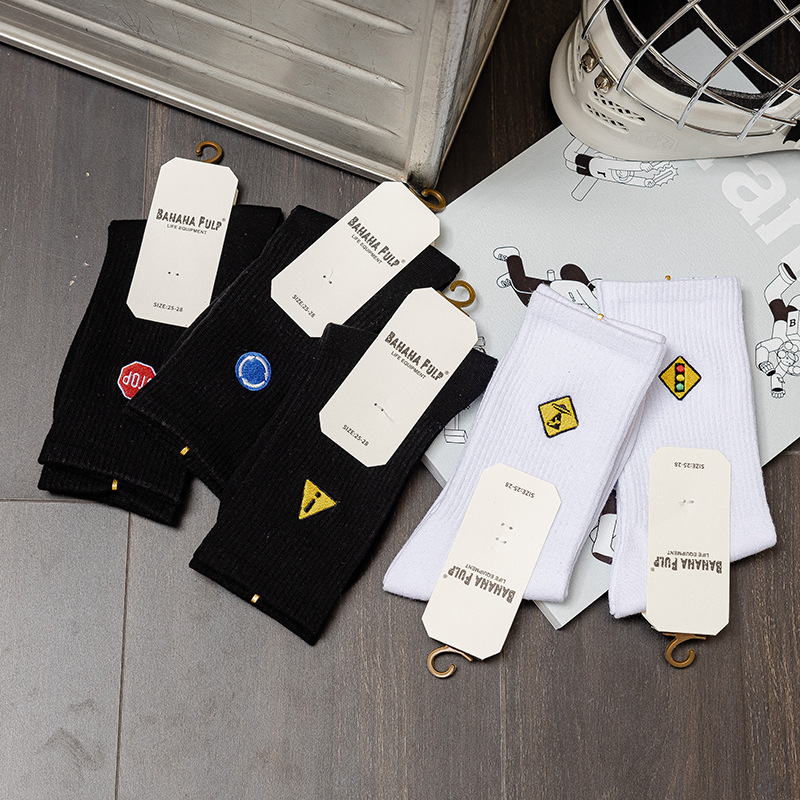 Socks men's autumn and winter embroidered black and white solid color ins fashion sports black and white high-top breathable mid-calf cotton socks