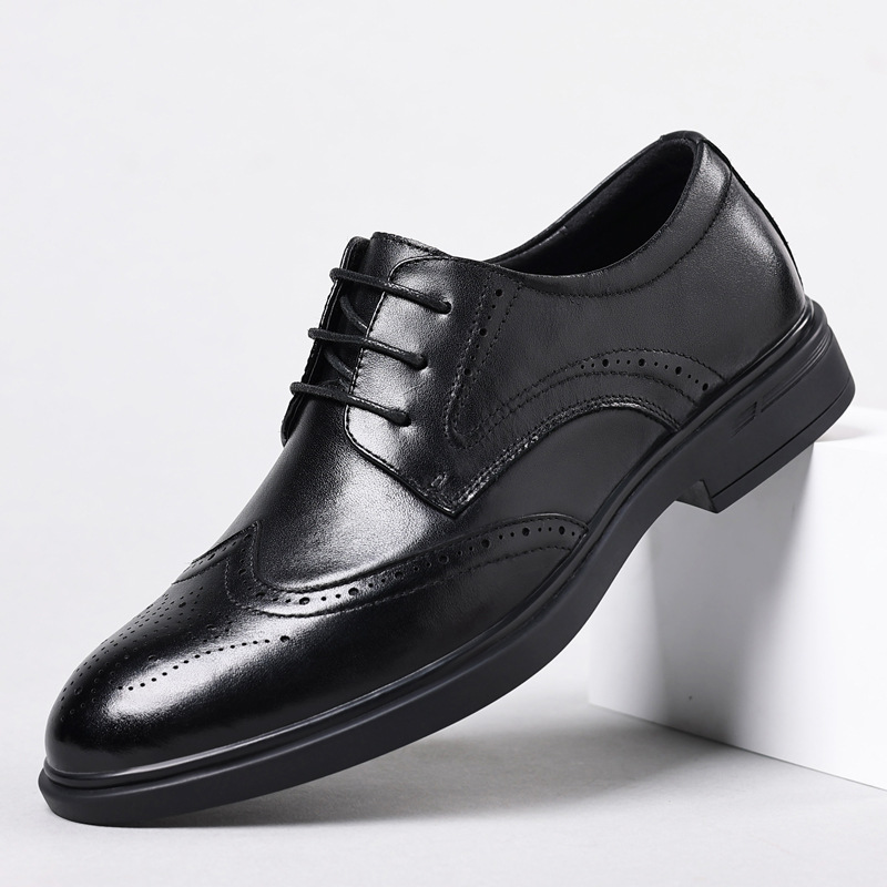Zapatos de cuero de los nuevos hombres de la primera capa de piel de vaca brogue de cuero tallado estilo británico de los hombres ocasionales zapatos de los hombres de punta de fondo suave