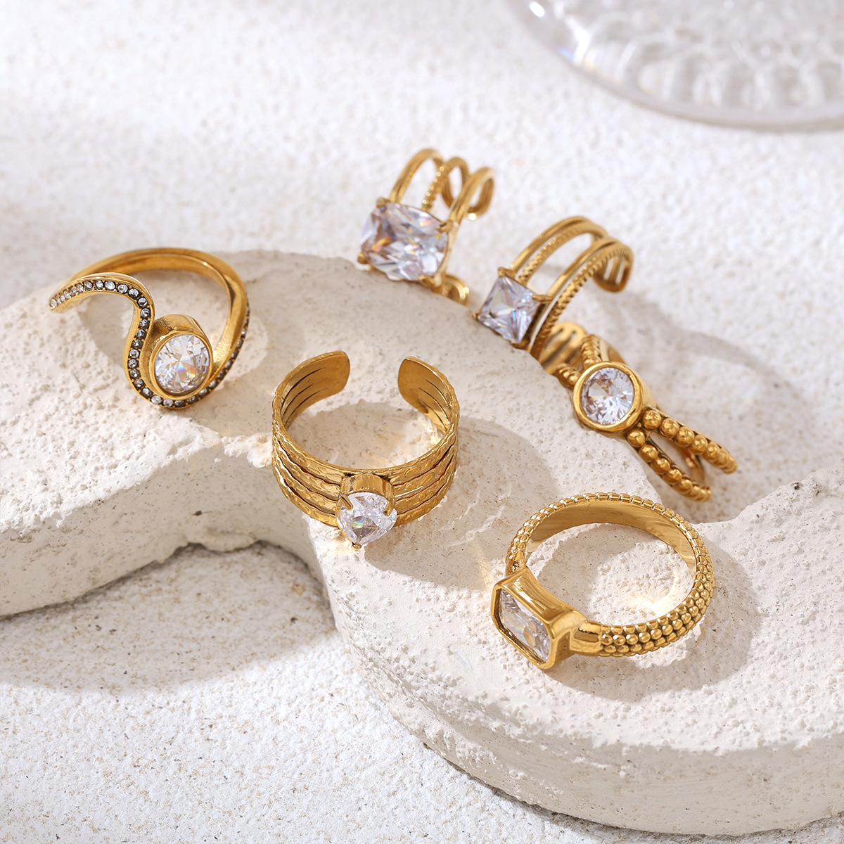 Anillo de acero inoxidable de Tayna Europa y América de lujo ligero nicho de moda personalidad anillo de incrustación de zircon blanco para mujeres no se desvanece