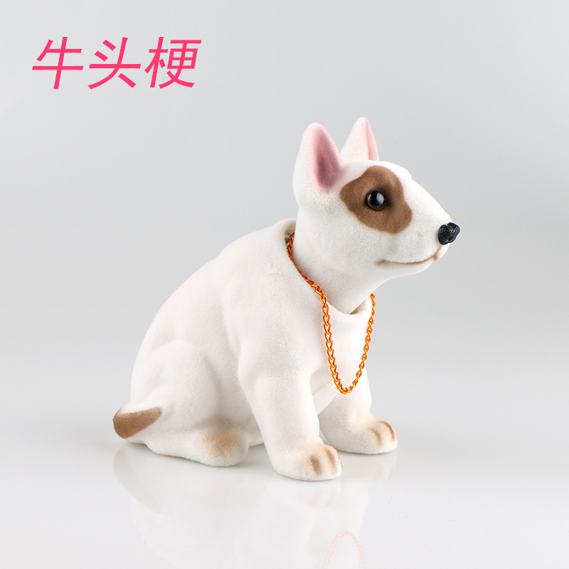 車の置物の首を横に振って犬の樹脂の金を萌えます。|undefined