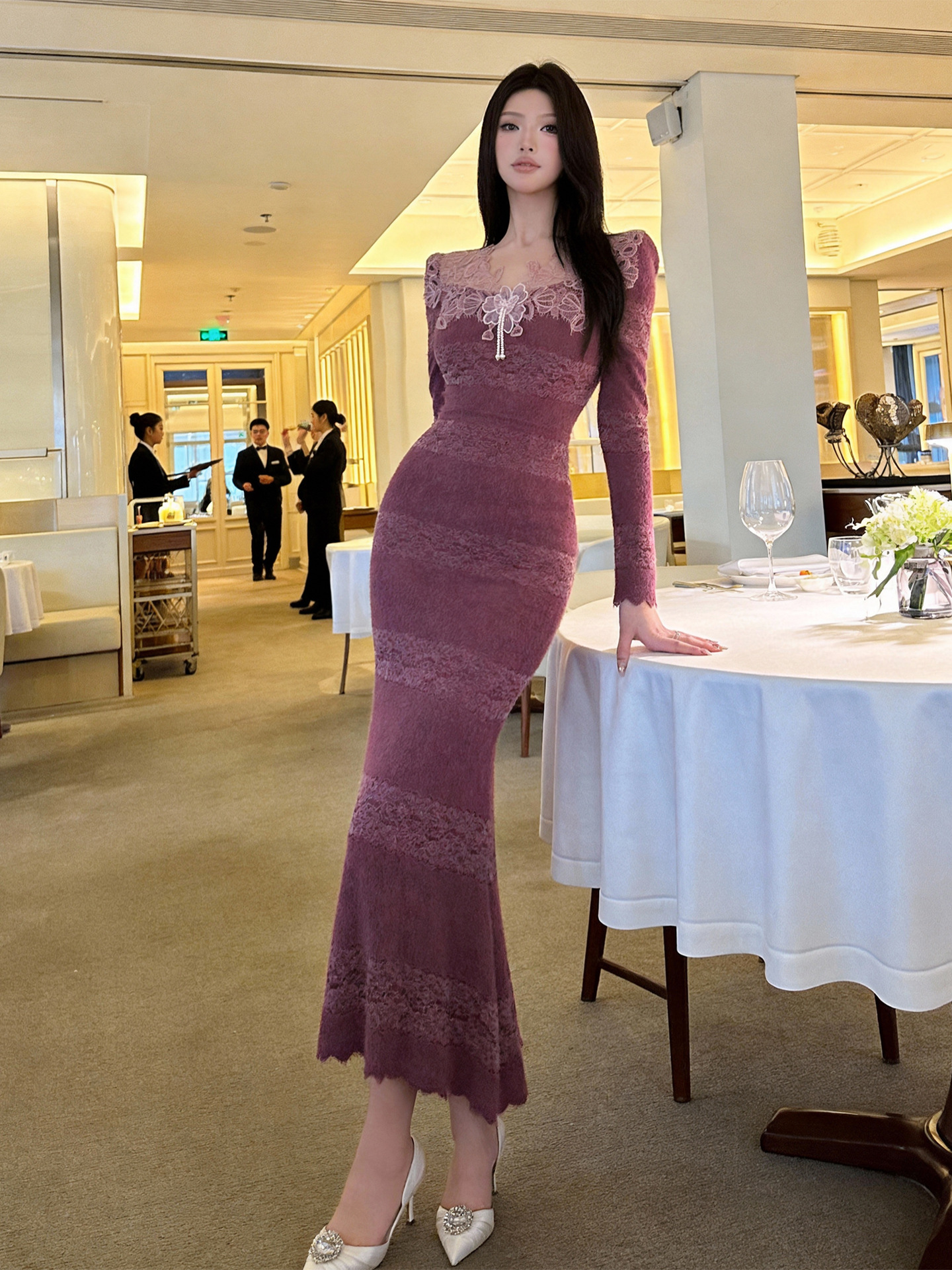 Đầm ren nữ cổ chữ V tay ngắn ôm body qua gối — màu sắc