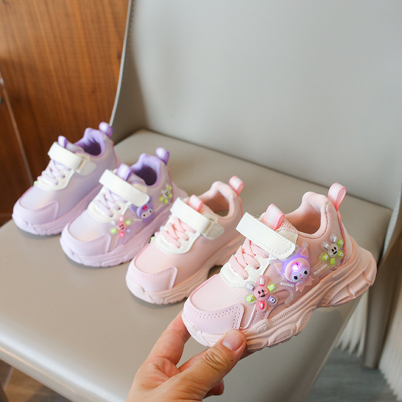 Zapatos deportivos de dibujos animados para niñas 2026 primavera nuevos zapatos de cuero coreanos para niños zapatos de correr suaves zapatos casuales para niñas