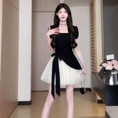 夏のスプライシングストラップリボン痩身フレンチコントラストプリーツウエストデザイン気質ミドル丈ドレス