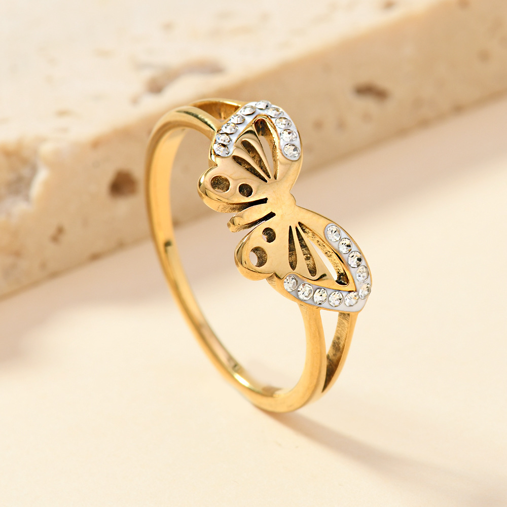 Anillo de pareja de acero inoxidable de venta transfronteriza retro personalidad de corte mariposa cerámica anillo de diamantes fabricantes de joyas de mano image 4