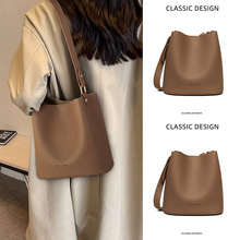 包包女2025新款女包水桶包秋季时尚斜挎真皮高级感大容量单肩包