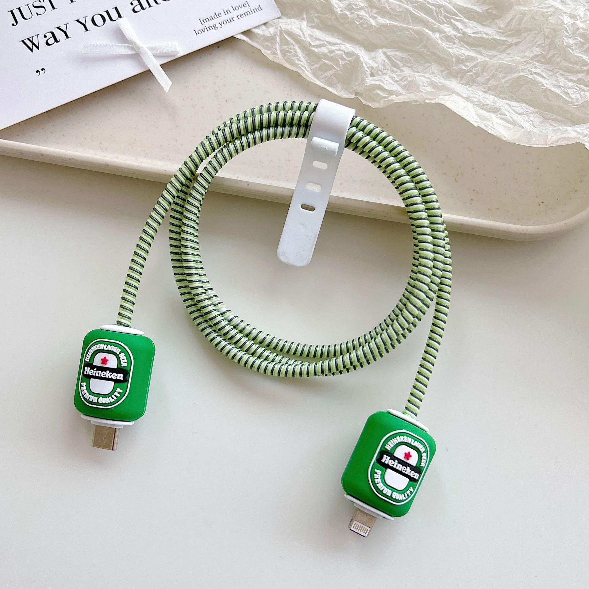 Amazon cartoon cable de datos cubierta adecuada para Apple Android cable de datos de carga rápida cuatro piezas en stock al por mayor