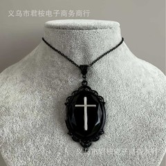 ブラック ゴシック サテン ネックレス カボション ファセットとシルバー メタル クロス バロック装飾が施されています。