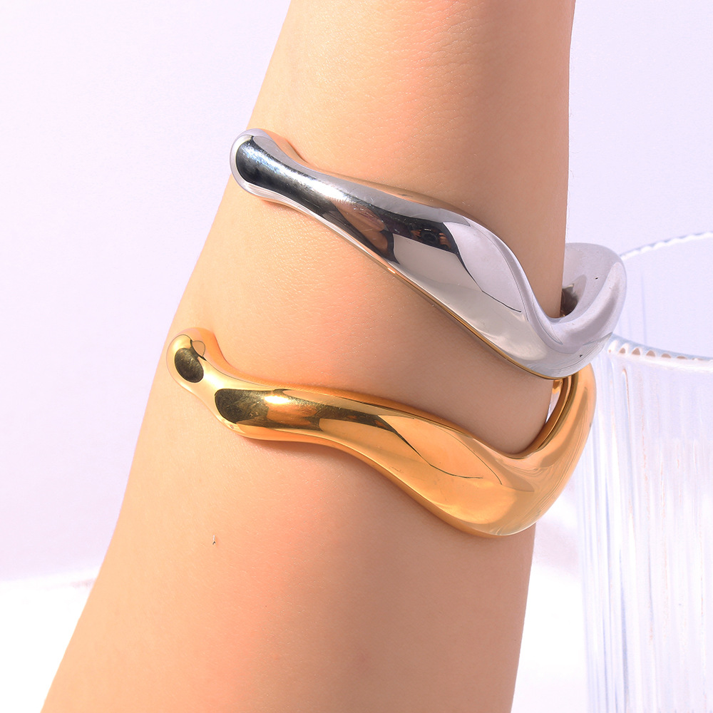 Personalidad exagerada, diseño de nicho, apertura curva, Japón y Corea del Sur, pulsera de fundición de onda irregular brillante de la industria pesada 18K