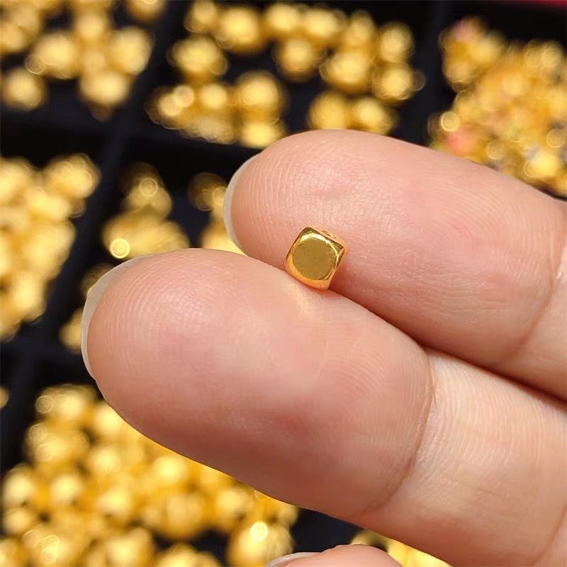 순금 4mm 두께의 각설탕은 개당 약 0.1g입니다.