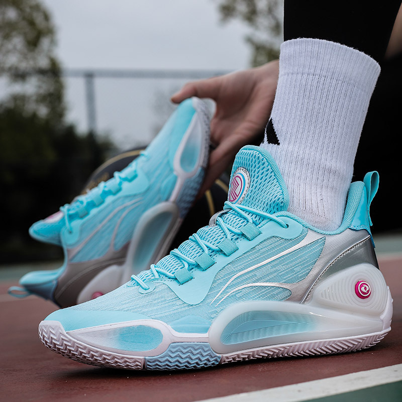 A pair of new couple basketball shoes for cement floors, breathable rose red casual sports shoes for men and women A pair of new couple basketball shoes for cement floors, breathable rose red casual sports shoes for men and women