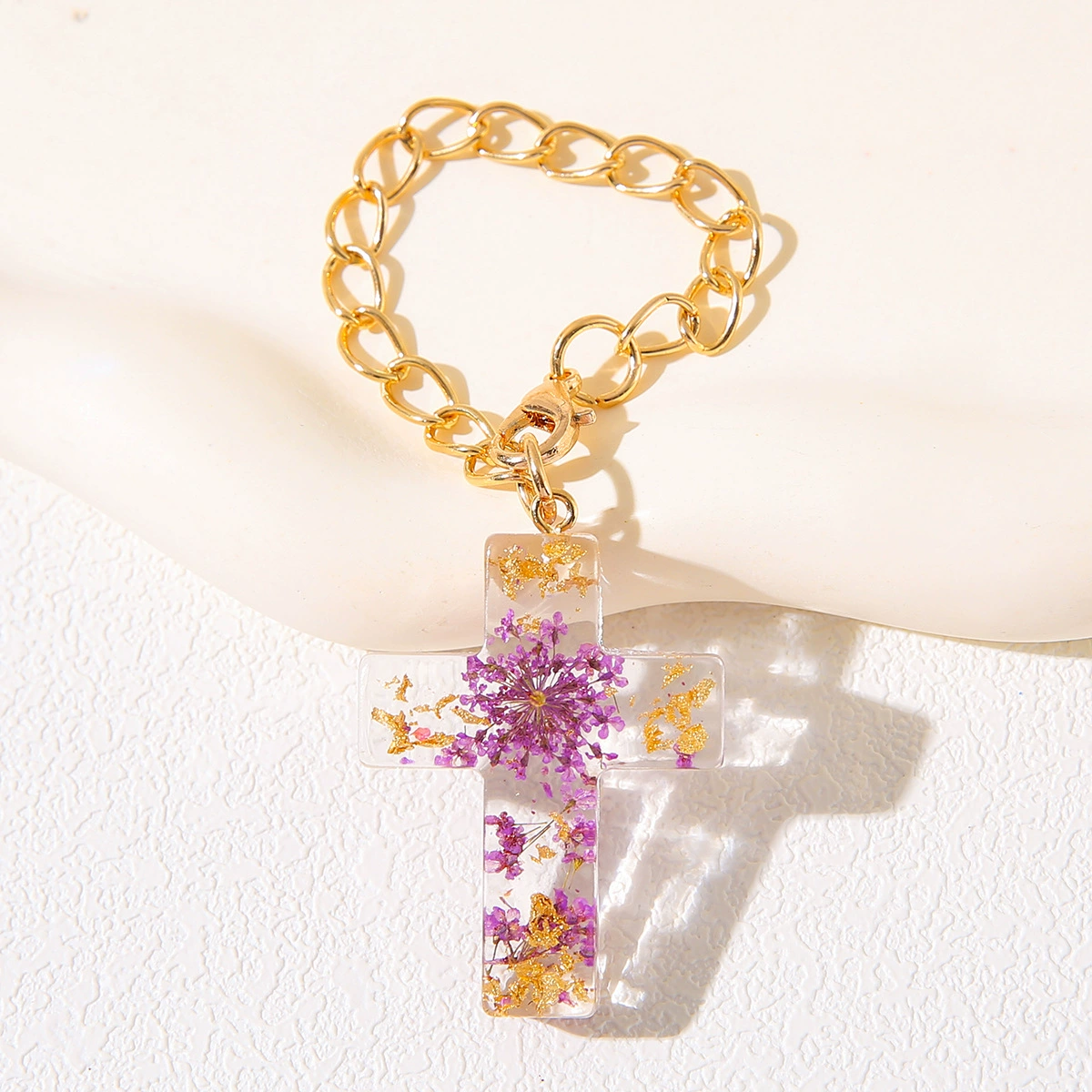 European and American popular new product resin dried flower cross keychain Christian bottle handle decorative cup chain women's backpack pendant