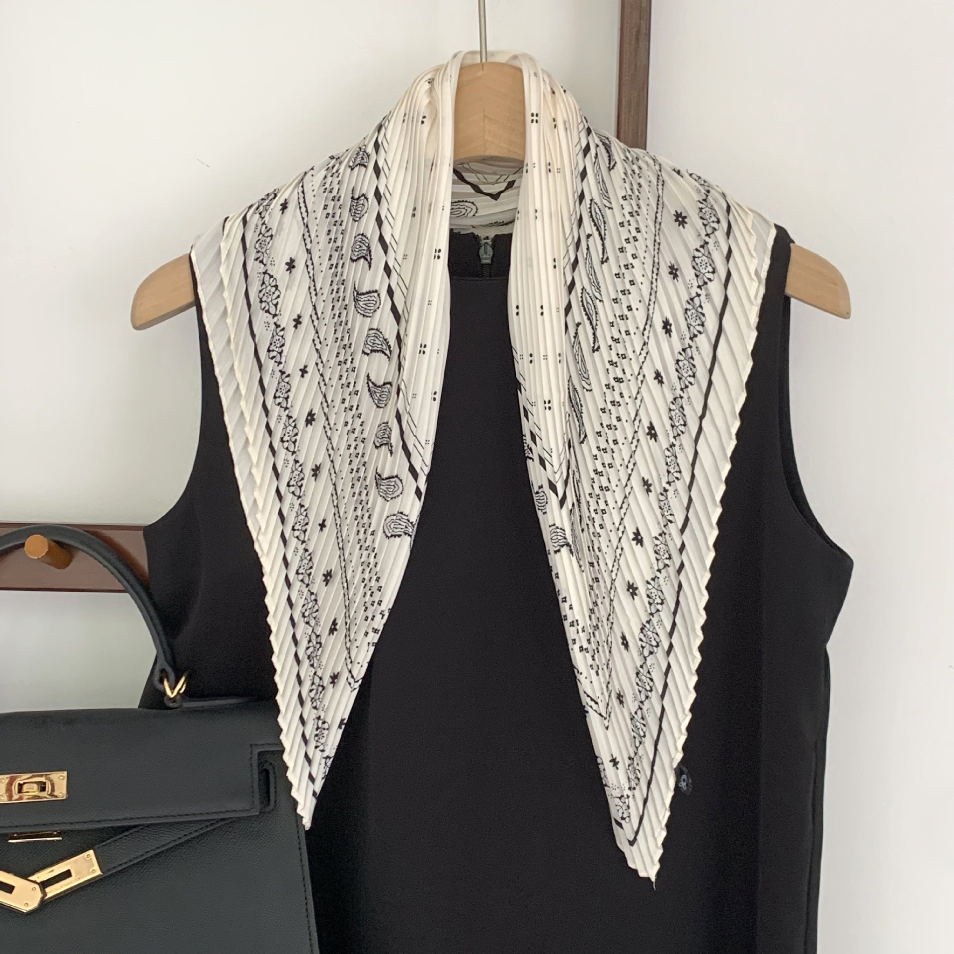 Anacardo de fondo blanco arrugado trébol de cuatro hojas