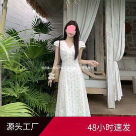 夏季新款法式V领碎花连衣裙女气质感度假风收腰显瘦a字长裙子