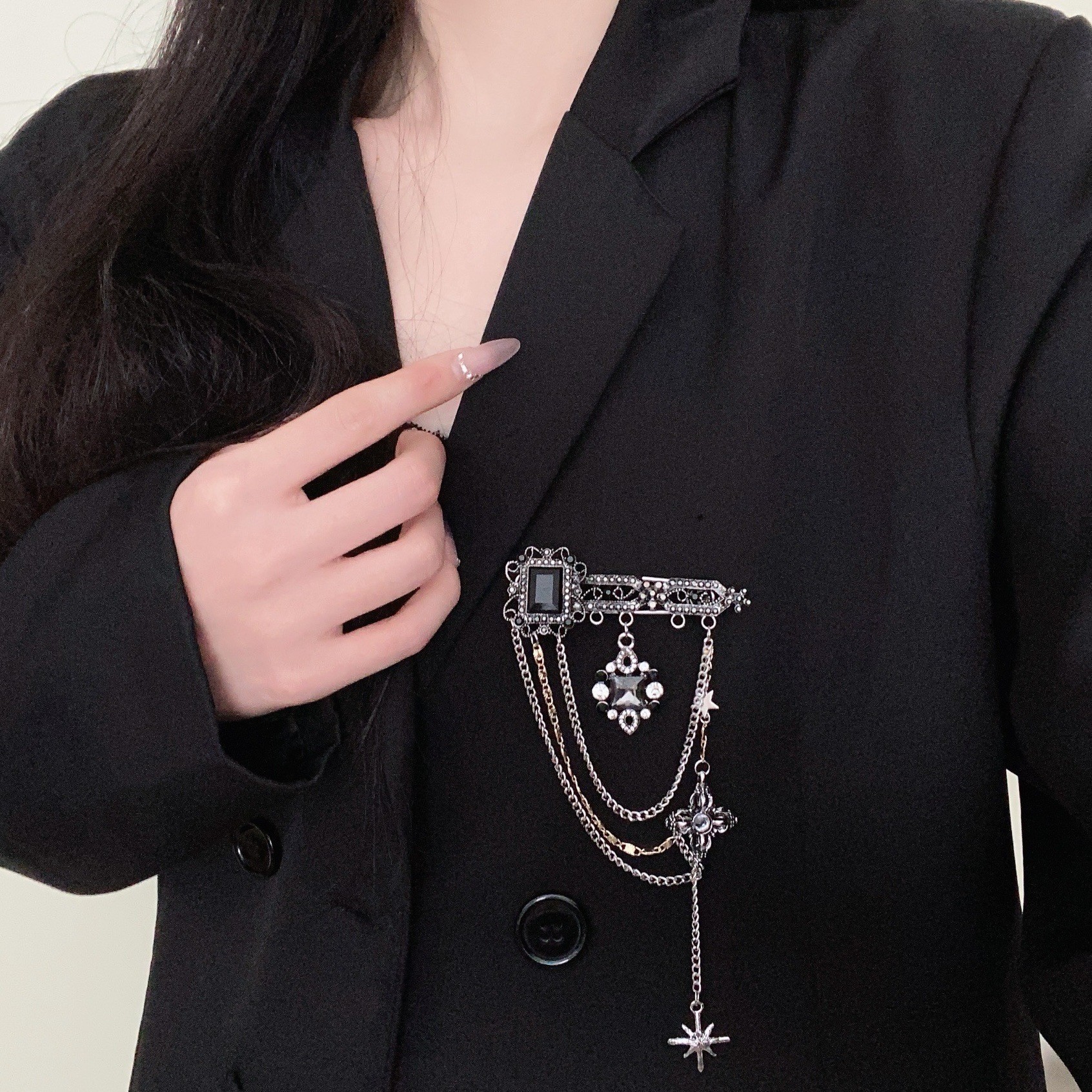 Baroque Gemstone Tassel Pendant Brooch for Women, Stylish and Elegant High-End Brooch, Dark Retro Versatile Accessory