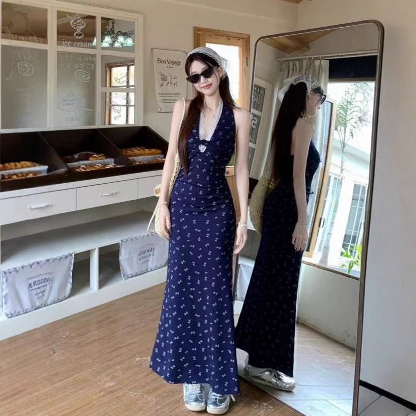 Чистая горячая девушка платье с цветочным шеей