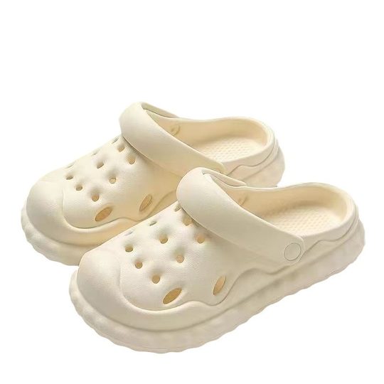 Step on the excrement feeling hole shoes female students wear non-slip wear-resistant cartoon fashion beach sandals covered head slippers women wholesale