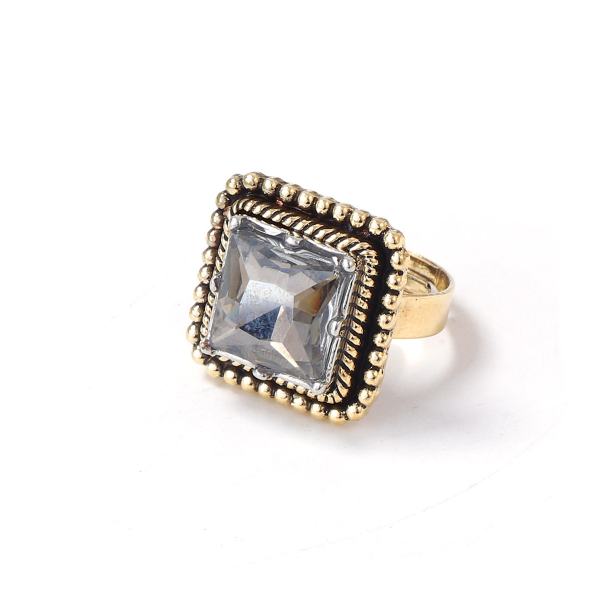 Funkelnder Ring für Damen, mit romantischem Flair gefertigt. Elegant und komfortabel, entworfen, um Ihren Charme zu unterstreichen. Ein dezentes und dennoch atemberaubendes Schmuckstück für Verabredungen._voghion.com