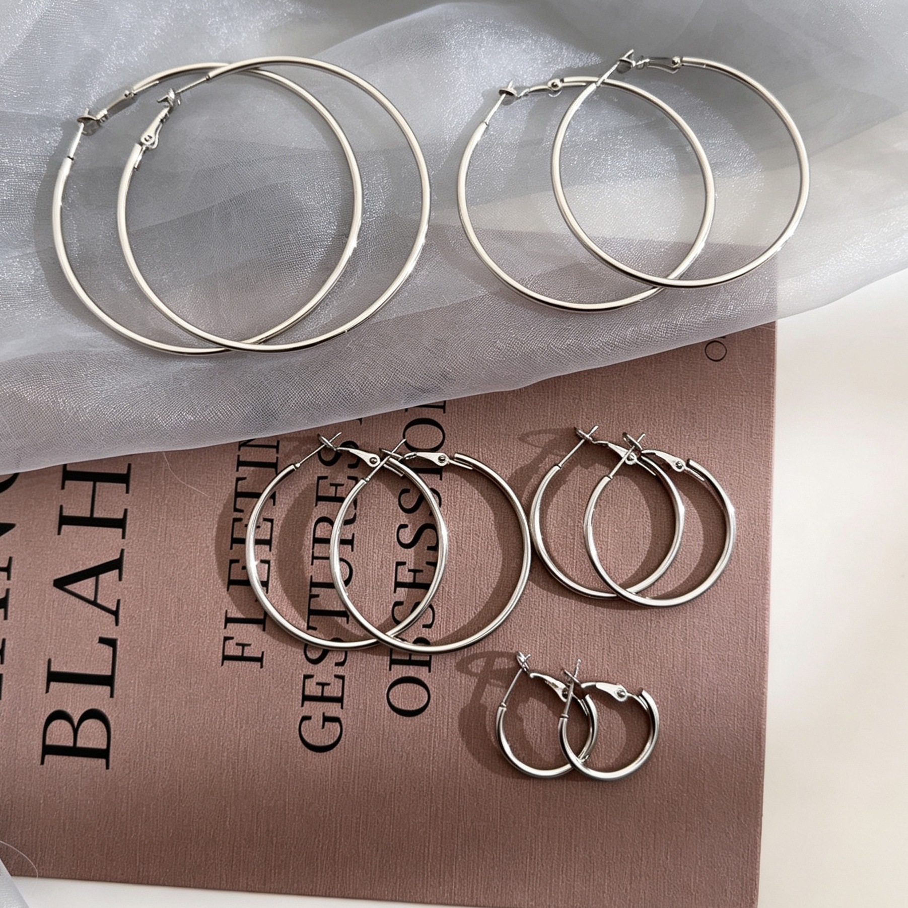 Silver hoop earrings, simple plain hoops that make the face look smaller, fashionable, light luxury, high-end, elegant, versatile, suitable for commuting, ear clips