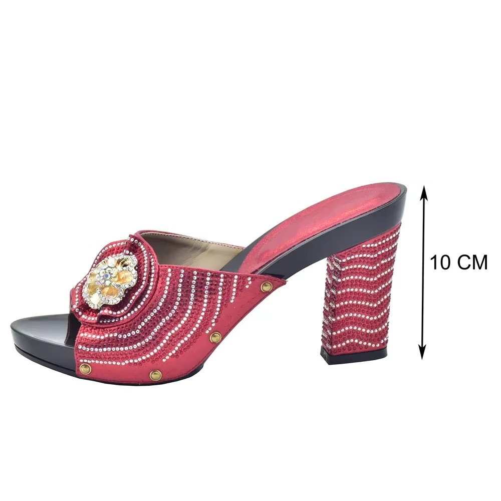 Pair the evening with floral embellished round toe high-heeled sandals and a stylish clutch casual suit_vogvips.com