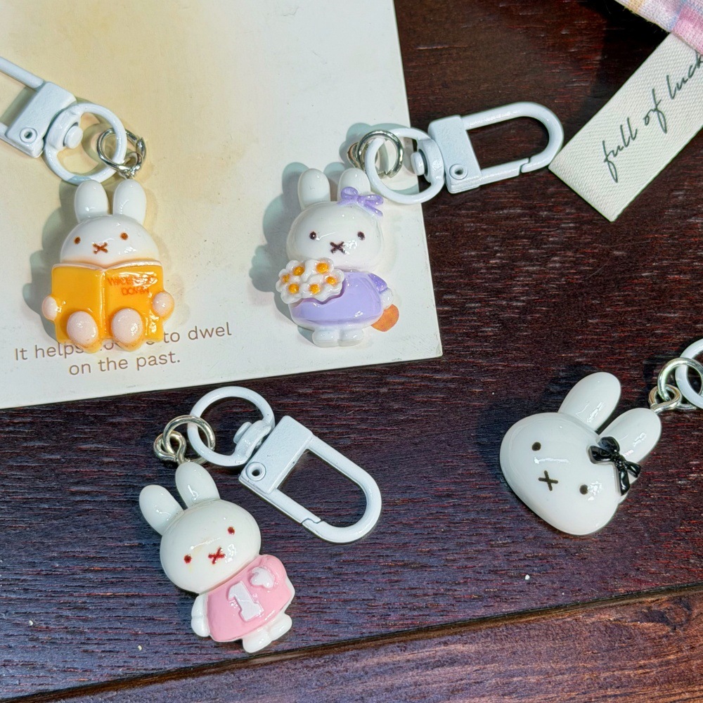 Música serie de conejos llaveros dulce adorable niña corazón colgante bolsos de estudiantes colgar joyas conejos image 2